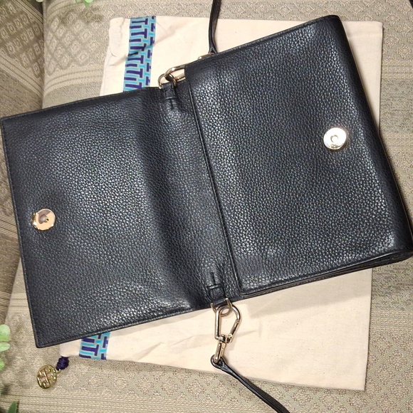 Tory Burch Bombe T Crossbody Bag In Pebble Leather - Picture 4 of 16